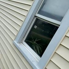 Full-House-Wash-Project-Soft-Washing-Vinyl-Siding-Window-Trim 5